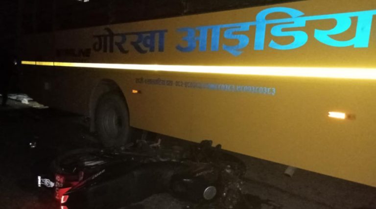दाङ देउखुरीमा स्कुल बसको ठक्करबाट मोटरसाइकल चालकको मृत्यु
