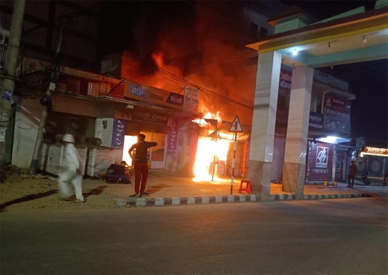 धनगढीको शहीद गेटका पसलमा आगलागी, झन्डै डेढ करोड क्षति