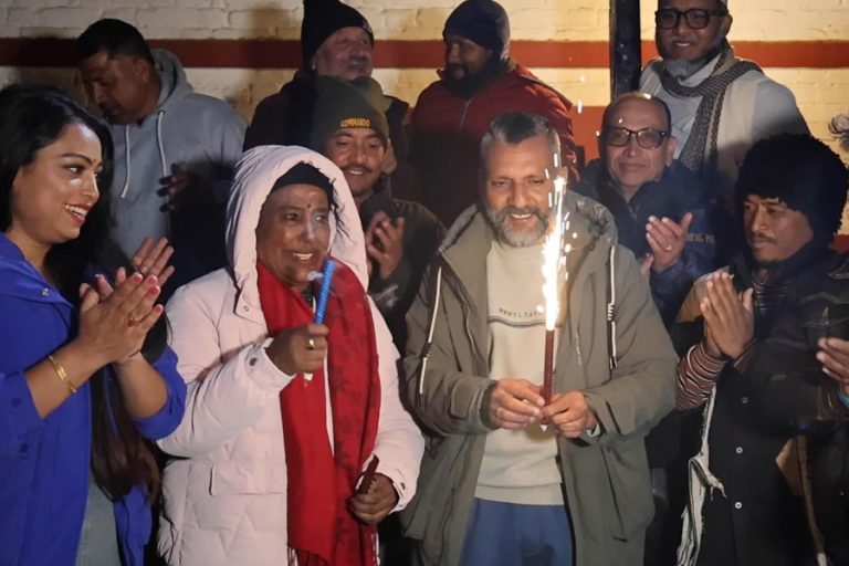 ‘हल्का रमाइलो’को छायांकन सेटमा धतुरेको जन्मदिन