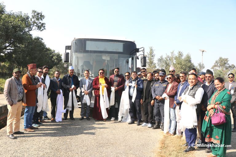 लुम्बिनीमा चार वर्षसम्म थन्किएका विद्युतीय बसमा दानपेटिका राखेर सञ्चालन 