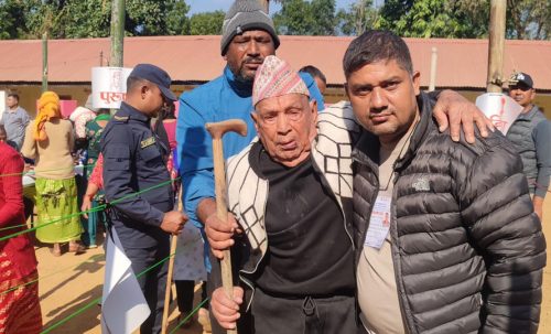 हेटौंडामा एक सय दुई वर्षीय वृद्धले गरे मतदान