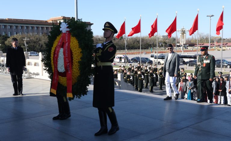 प्रधानमन्त्रीद्वारा चिनियाँ शहीदको स्मारकमा श्रद्धाञ्जली