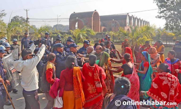 लुम्बिनी विकास कोषको कार्यालयमा धर्ना दिन गएका स्थानीय र प्रहरीबीच झडप