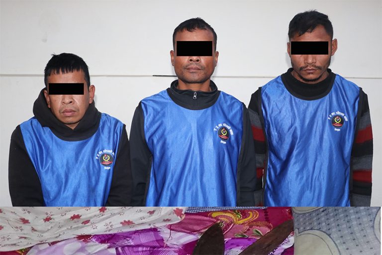हतियार देखाएर वृद्ध दम्पत्तिको गहना लुटेको आरोपमा तीनजना पक्राउ