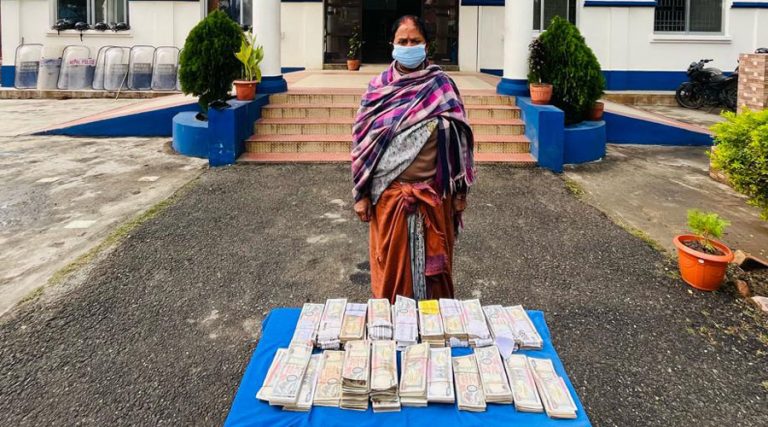स्रोत नखुलेको ४७ लाख रकमसहित एक महिला पक्राउ