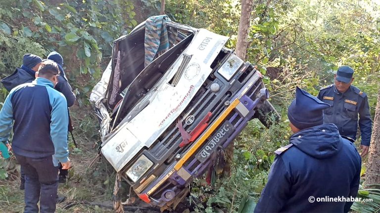 लमही–कोहलपुर खण्डमा बस दुर्घटना हुँदा २ जनाको मृत्यु