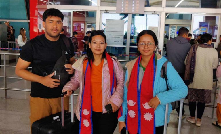 नेपाली महिला चेस खेलाडी दुबई प्रस्थान