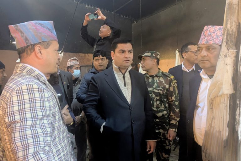 सिंहदरबार वैद्यखानामा स्वास्थ्यमन्त्री : ‘तलब खुवाउन मन्त्रालयको मुख नताक्नुहोस्’
