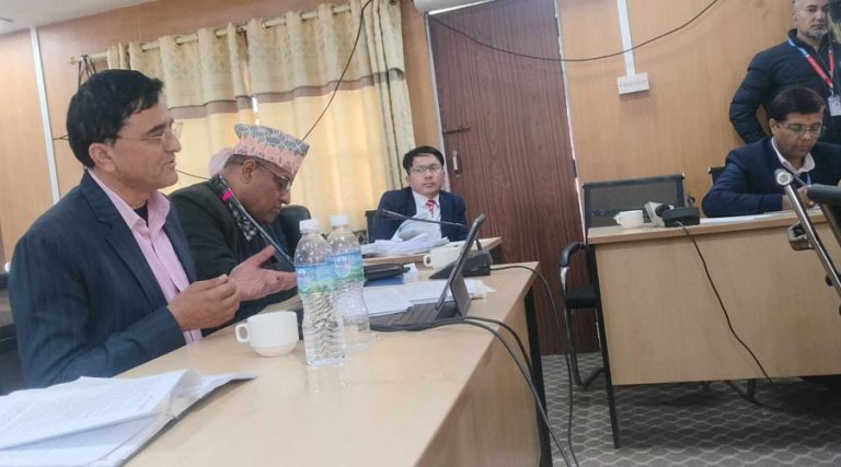 सरकारी कर्मचारीलाई जिम्मेवार बनाउन सांसदका थरीथरी ‘स्लोगन’