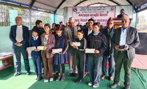 तिलोत्तमाका मेयरले ‍‍१४६ विद्यार्थीलाई बाँडे छात्रवृत्ति