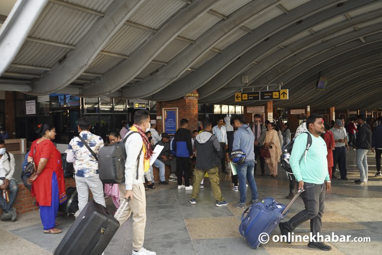 चाडबाड सकिनासाथ ह्वात्तै बढे काम खोज्दै विदेशिने नेपाली