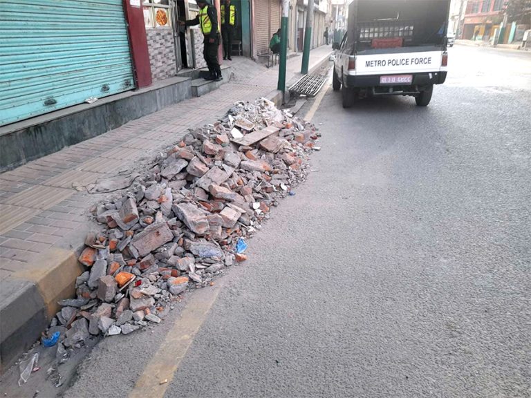 सडकमा निर्माण सामग्री थुपारेको भन्दे २५ हजार जरिवाना