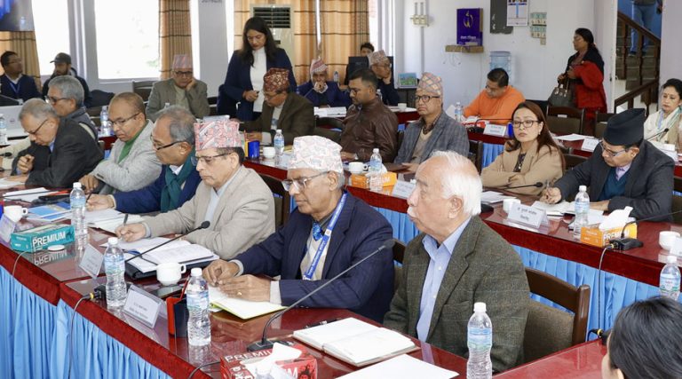 विज्ञको सुझाव : शिक्षकलाई राजनीतिबाट टाढा राखौं
