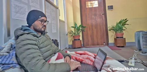 उपकुलपतिको ढोकामा बसेका सिद्धान्त