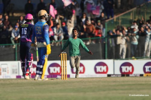 टीयू मैदानको पिचमै पुगे दर्शकहरू, थपियो सुरक्षा चुनौती