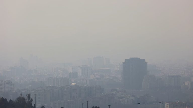 प्रदूषण बढेसँगै तेहरानका विद्यार्थी र कर्मचारीलाई घरमै बस्न निर्देशन