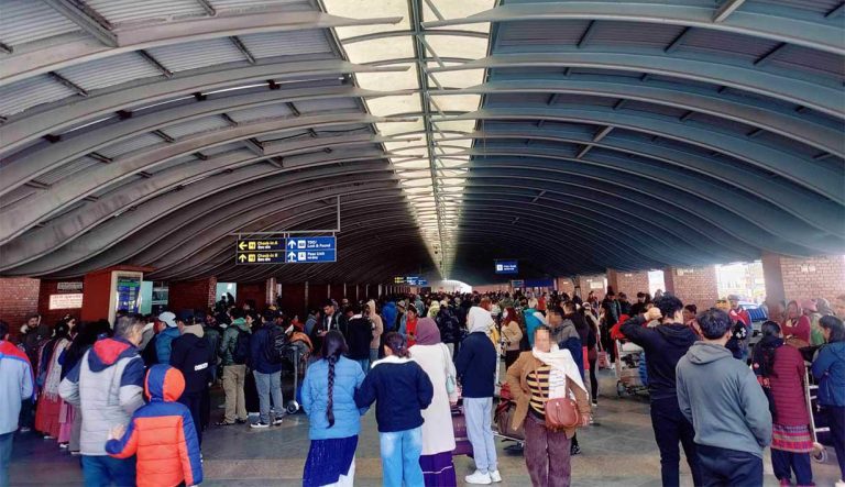 हङकङबाट काठमाडौं आएका युवा कोकिनसहित विमानस्थलमा समातिए
