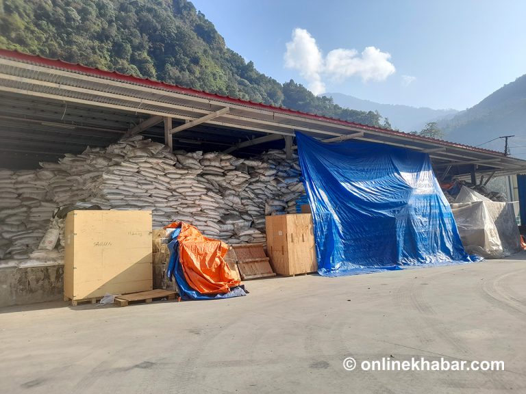 चीनबाट ल्याइएको १५ सय टन मल डेढ वर्षदेखि तातोपानी भन्सारमै