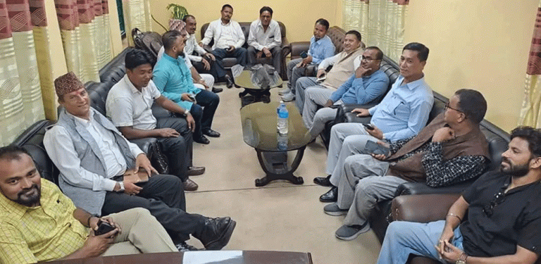 मन्त्रीलाई परेसान बनाइरहेछन् ‘नेताका कर्मचारी’