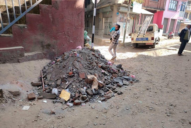 सडकमा फोहोर फालेको भन्दै जरिवाना