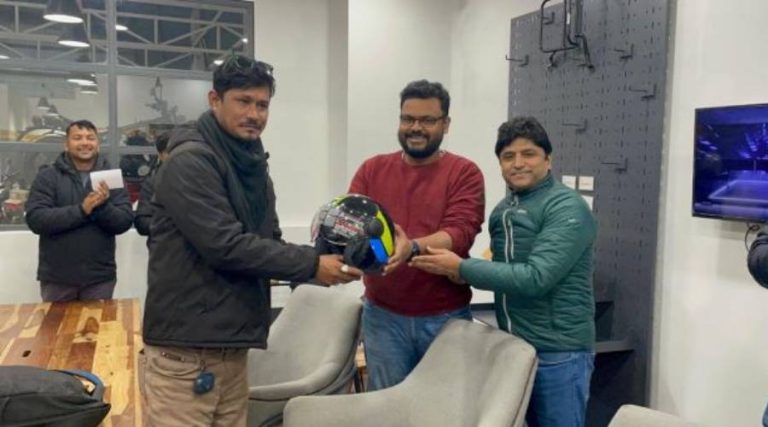 अल्फा अटोमोटिभका विजेतालाई हेलमेट उपहार