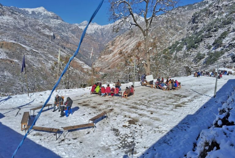 हुम्लामा हिउँमै बसेर पढ्दैछन् बालबालिका