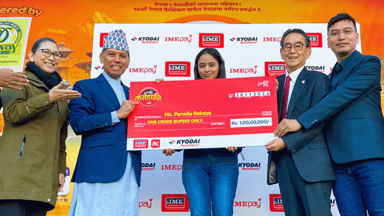 आईएमई करोडपति क्याम्पेन विजेता रोकायालाई १ करोड रुपैयाँको चेक हस्तान्तरण