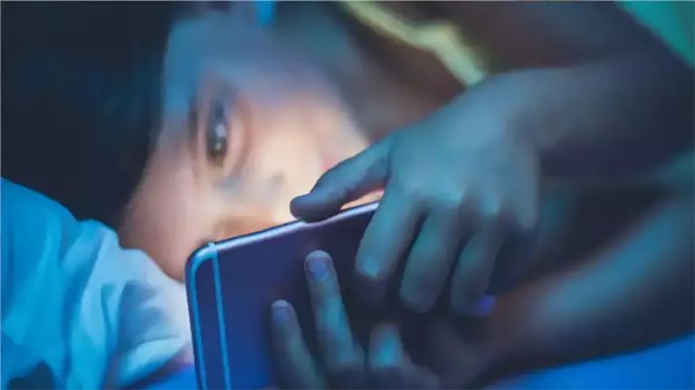 आइफोन चलाउनुहुन्छ ? प्रयोग गर्नुहोस् आँखा जोगाउने यो गज्जबको फिचर