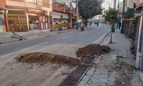 सडक खनेर माटो छोड्नेलाई काठमाडौं महानगरले गरायो १० हजार जरिवाना