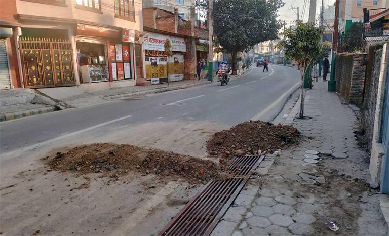 सडक खनेर माटो छोड्नेलाई काठमाडौं महानगरले गरायो १० हजार जरिवाना