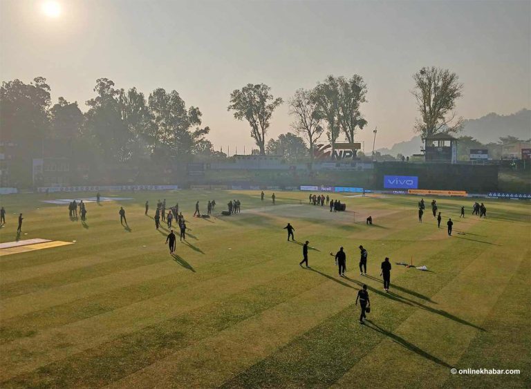काठमान्डु गुर्खाजविरुद्ध चितवन राइनोजले पहिले बलिङ गर्दै