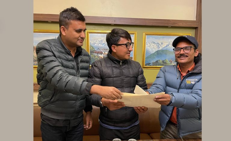 माग्ने बुढा, प्रकाश सपुत र उपासनाले साइन गरे ‘माइतीघर’