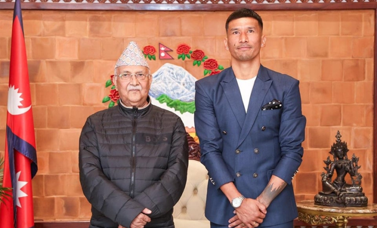 फुटबल टोलीका कप्तान किरणले भेटे प्रधानमन्त्री, के भयो कुराकानी ?