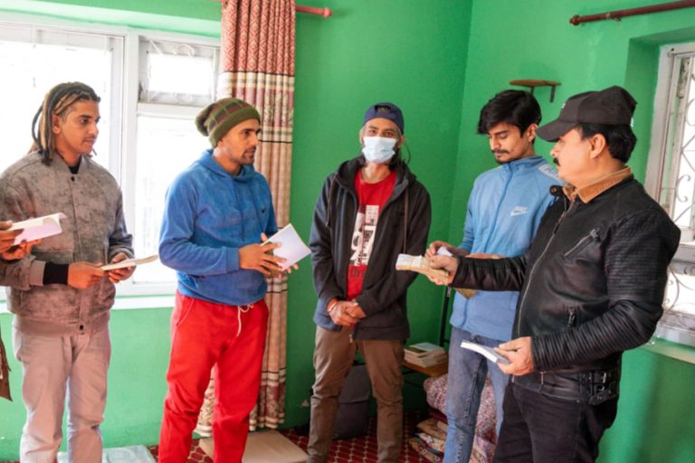 क्यान्सर पीडित न्यौपानेलाई ‘लाज शरणम्’ टिमको सहयोग