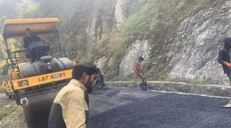 पर्वतको लुङ्खु–हुवास सडक धमाधम कालोपत्र हुँदै