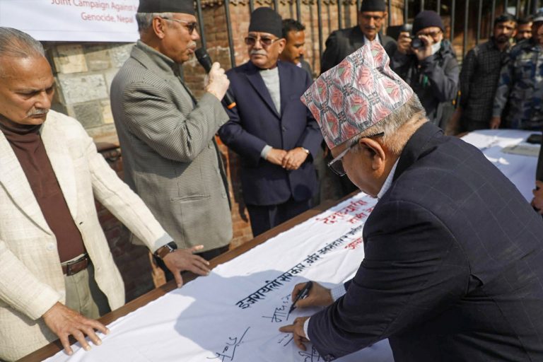 प्रचण्ड, बाबुराम, माधवलाई डाकेर सुरु भयो प्यालिस्टिनीमाथि इजरायली संहार विरुद्ध हस्ताक्षर (तस्वीरहरू)