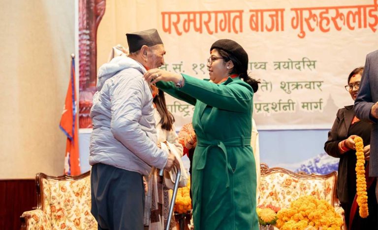 २३६ जना परम्परागत बाजा गुरूहरूलाई नगदसहित सम्मान