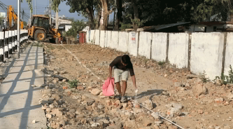 महेन्द्रनगरमा फुटपाथ मिचेर व्यावसायिक सटर बनाउन लागेको भन्दै ५ दलको विरोध