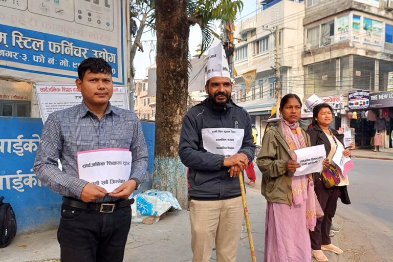 शिक्षा सुधार्ने माग राख्दै दिनभर सडकमा उभिए नेत्र चापागाईं