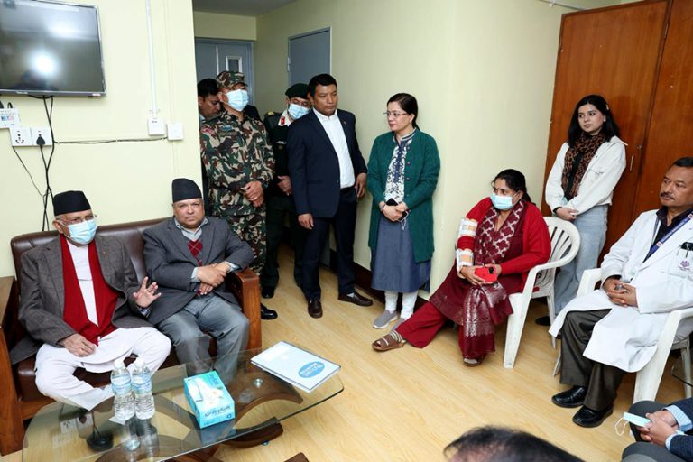 राष्ट्रपति पौडेलको स्वास्थ्यबारे बुझ्न अस्पताल पुगे प्रधानमन्त्री ओली
