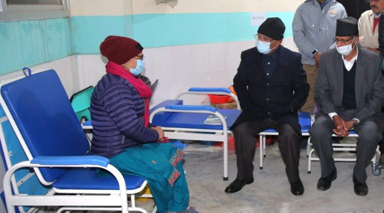 टिचिङ अस्पताल पुगेर प्रचण्डले लिए वैद्यको स्वास्थ्य अवस्थाबारे जानकारी