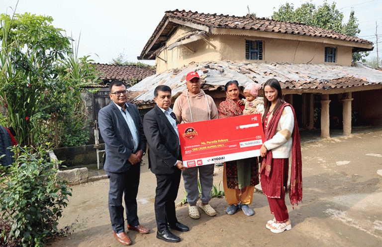 आईएमई योजनाकी विजेता प्रमिलालाई एक करोडको चेक हस्तान्तरण