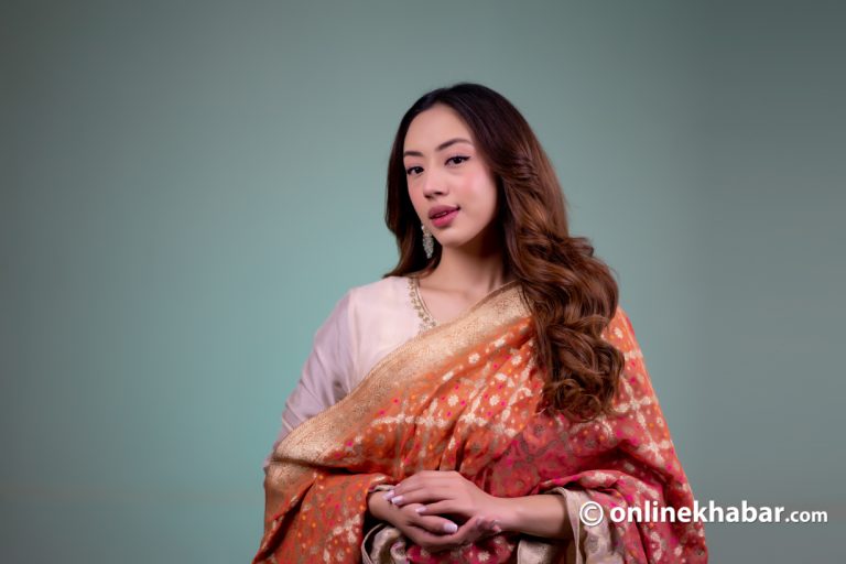 हिट फिल्मको पर्खाइमा आना (तस्वीर)