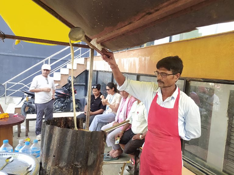 चिया बेचेर मासिक एक लाख कमाउँछन् विनोद   