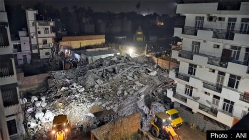 दिल्लीमा ४ तले भवन भत्कियो, उद्धार कार्य जारी, एक बालिकाको शव भेटियो