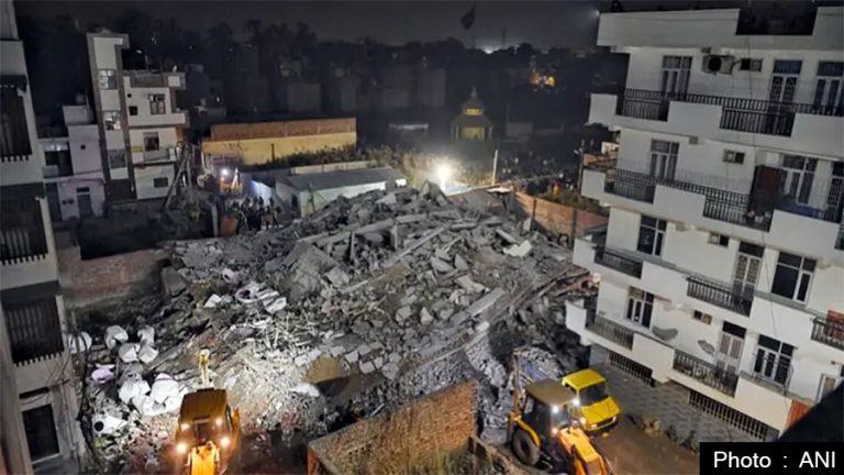 दिल्लीमा ४ तले भवन भत्कियो, उद्धार कार्य जारी, एक बालिकाको शव भेटियो