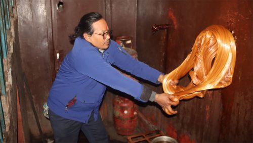 माघेसंक्रान्तिका लागि टोखामा चाकु बनाउन भ्याइनभ्याइ