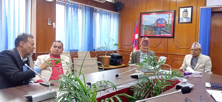 ‘ओभरलोड’ कडाइसाथ नियन्त्रण गर्न भौतिकमन्त्रीको निर्देशन