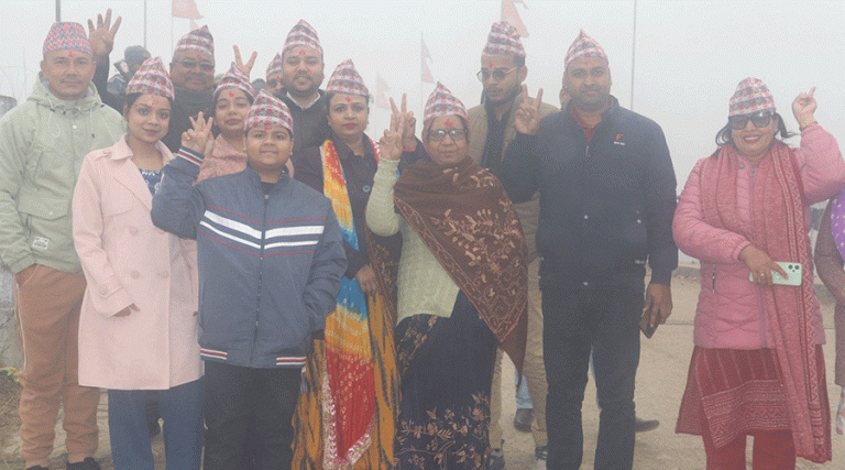 ठोरीमा नयाँ वर्ष मनाउन पुगे भारतीय पर्यटक, ढाका टोपी लगाएर स्वागत