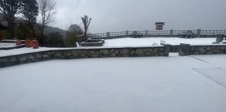 म्याग्दीको पर्यटकीयस्थल घोडेपानीमा हिमपात